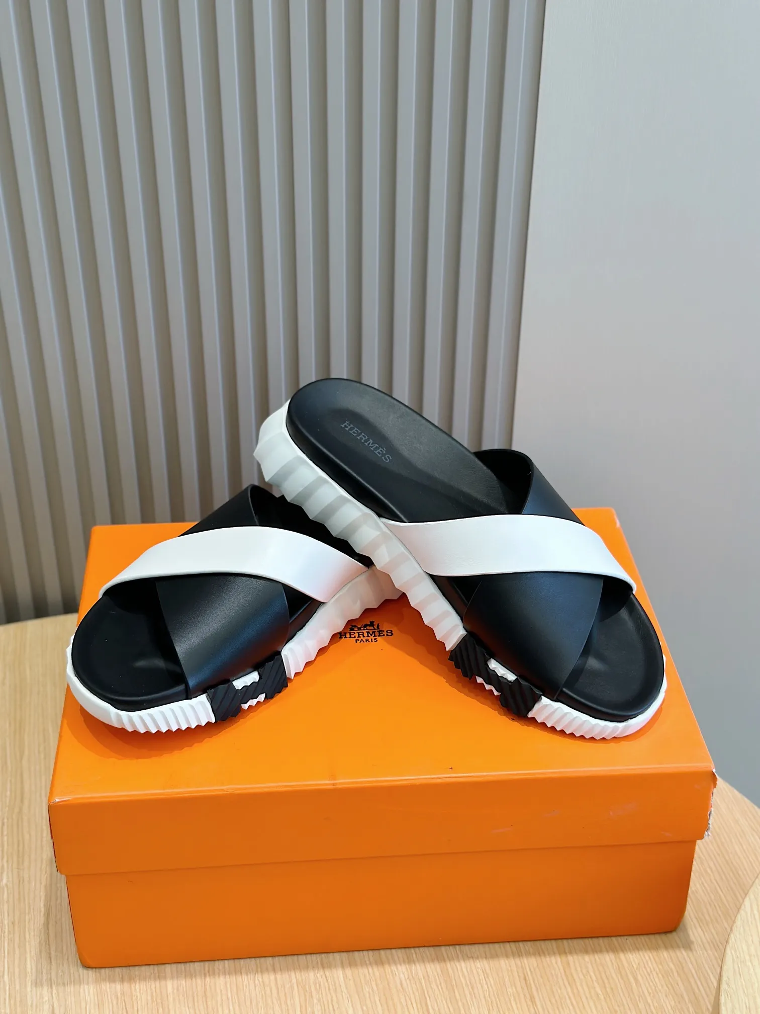 [HERMÈS] Top men's shoes 💰: 340💰 Size: 39-44 (38.45 46 custom-made) Herme*H Home Hermès Men's Sandals and Slippers - Original Replica Purchase the original version and make it one to one, the outsole is privately modeled, and the outsole color corresponding to each color is the same as the original version. Come to those who know the stuff 💪 The ultra-light soles are designed in contrasting colors, and they feel so comfortable on your feet! Calfskin, cowhide feet, private mold outsole.